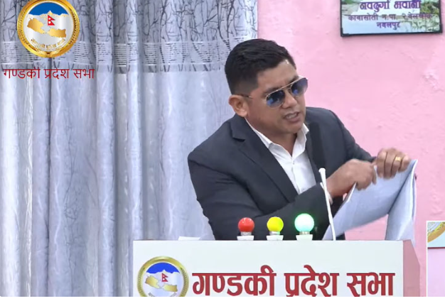माओवादीका सांसद जुग्जालीले रोष्ट्रमबाटै च्याते बजेट पुस्तिका